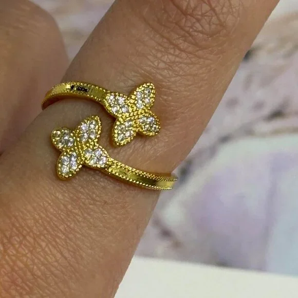 Gold color adjustable 4 leaf clover ring, about a size 7. NEW. Adjustable. - Picture 2 of 5